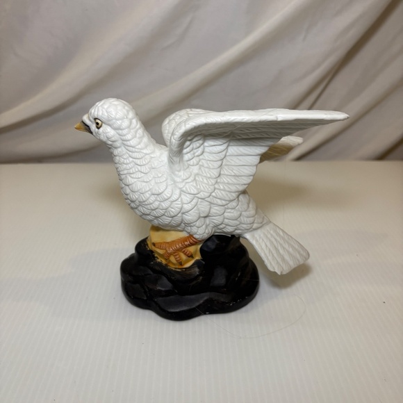 Vintage Flambro White Dove Figurine with Flower Fine Porcelain Made in Taiwan - Picture 3 of 8